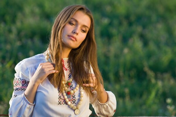 Portrait d une jeune fille en costume ukrainien