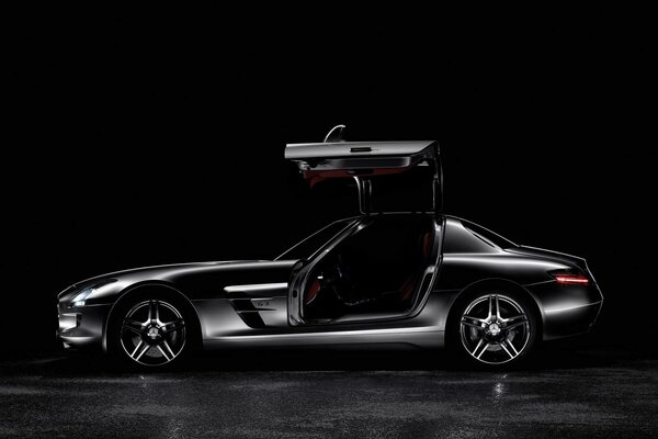 Élégant noir Mercedes AMG SLS63 avec vue latérale sur fond noir