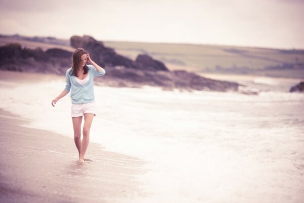 Promenade sur le rivage. Fille sur le rivage