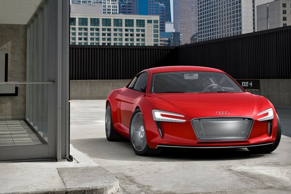 L Audi e-tron rossa si trova in un parcheggio multilivello