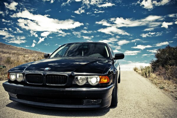 BMW noire sur un autre essai routier