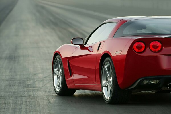 Rouge Chevrolet Corvette se dresse sur la route