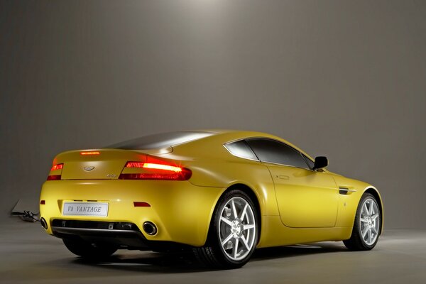 Aston Martin amarillo en exhibición en el salón