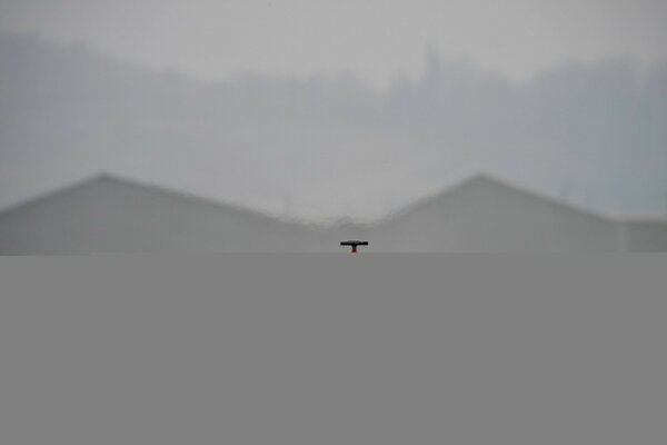 FERRARI F1 ON THE TRACK OVER THE HORIZON