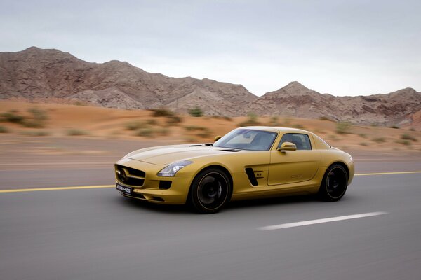 La Mercedes-benz SLS amg gialla guida ad alta velocità