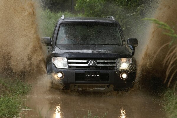 Mitsubishi pajero et les éclaboussures d eau