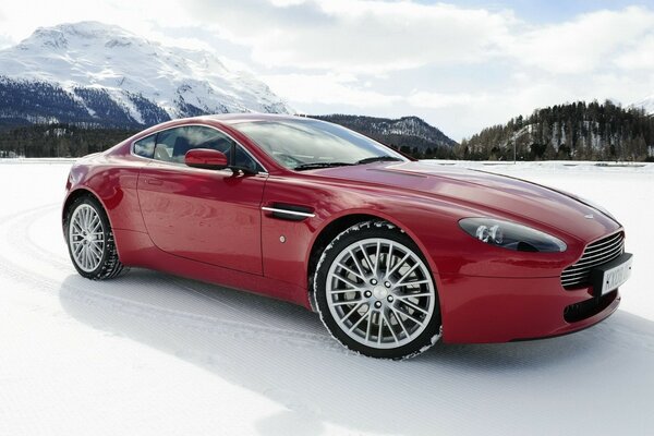 Roter Aston Martin auf einem eisigen Plateau