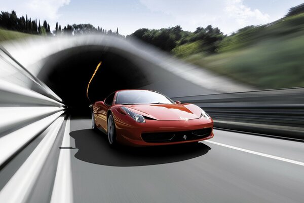 Roter Ferrari fährt aus dem Tunnel