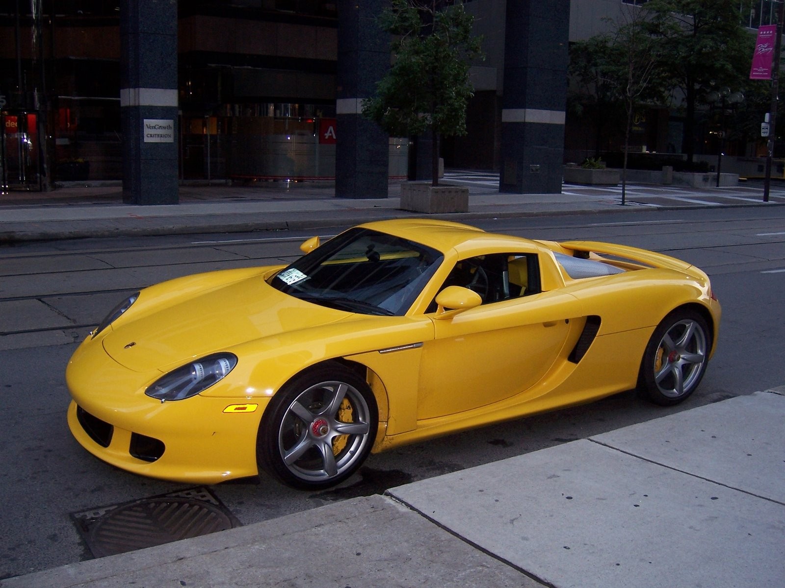 auto jaune sport rue