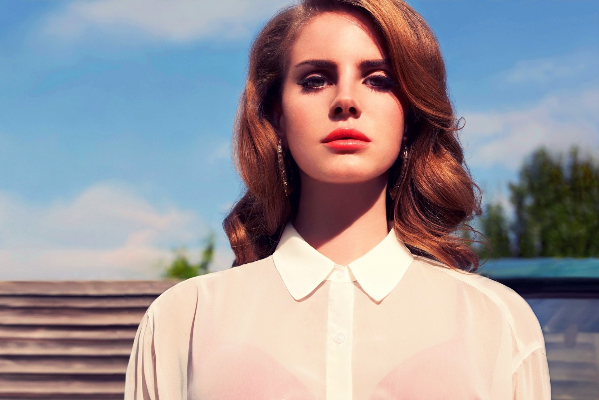 lana del rey cantante indie pop lápiz labial rojo