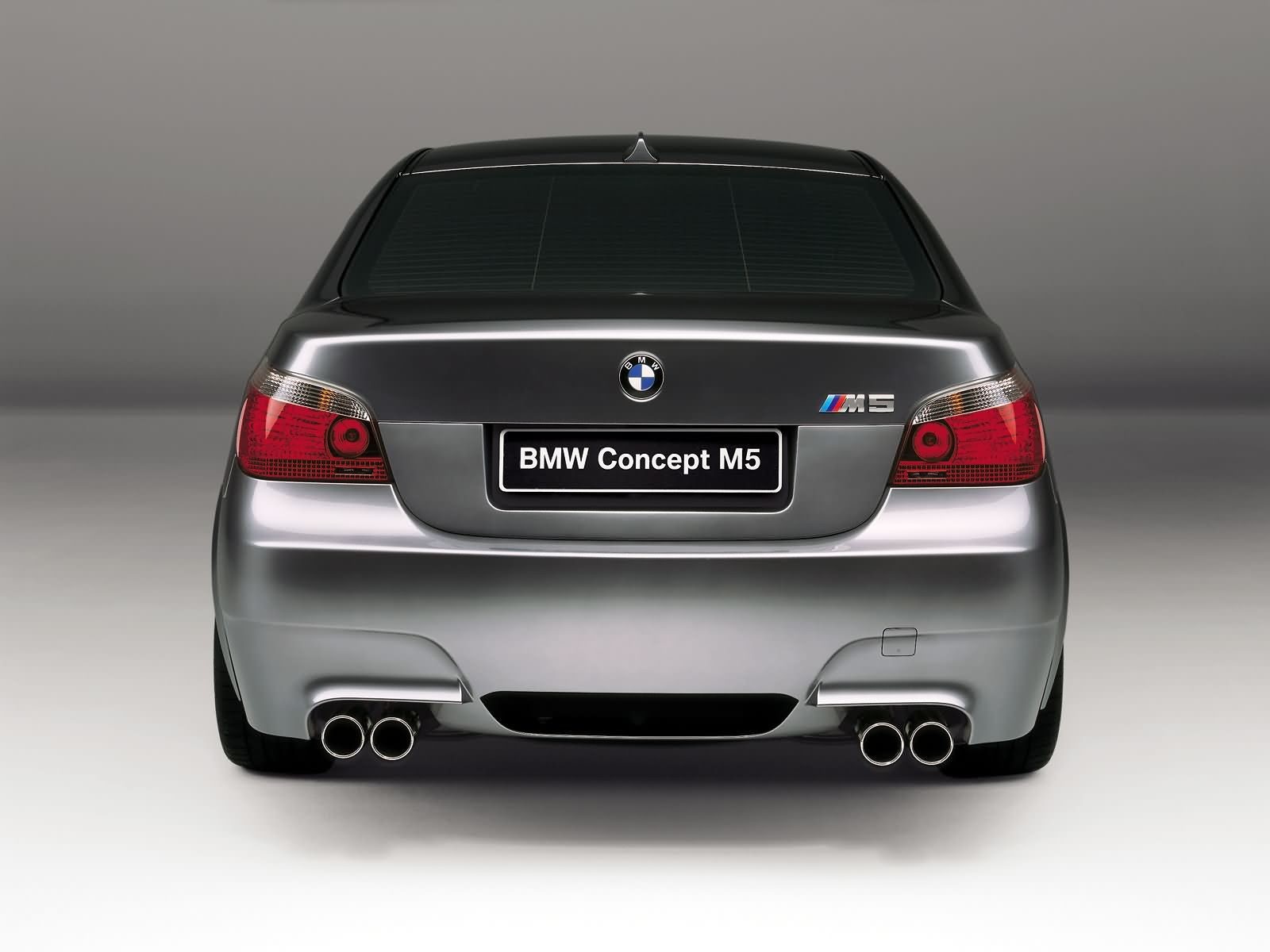 bmw m5 kofferraum auspuffrohre