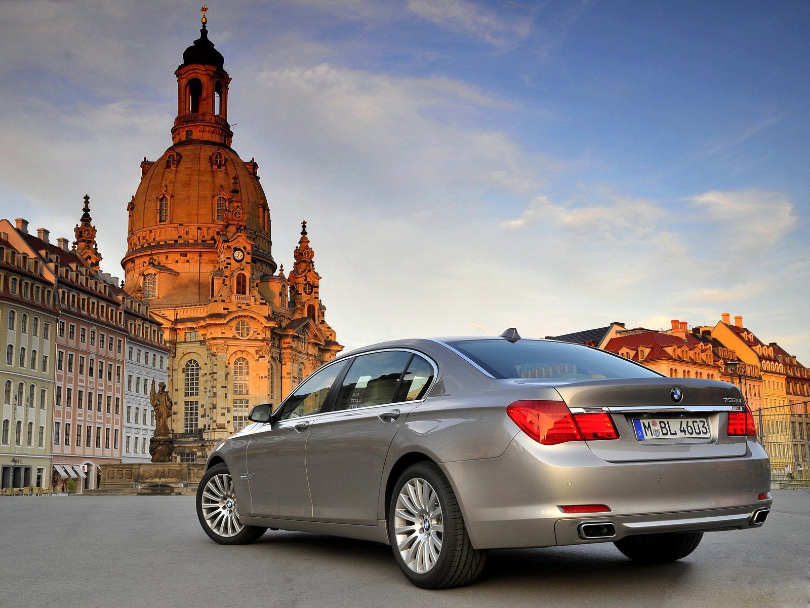 auto grigio metallic edifici città