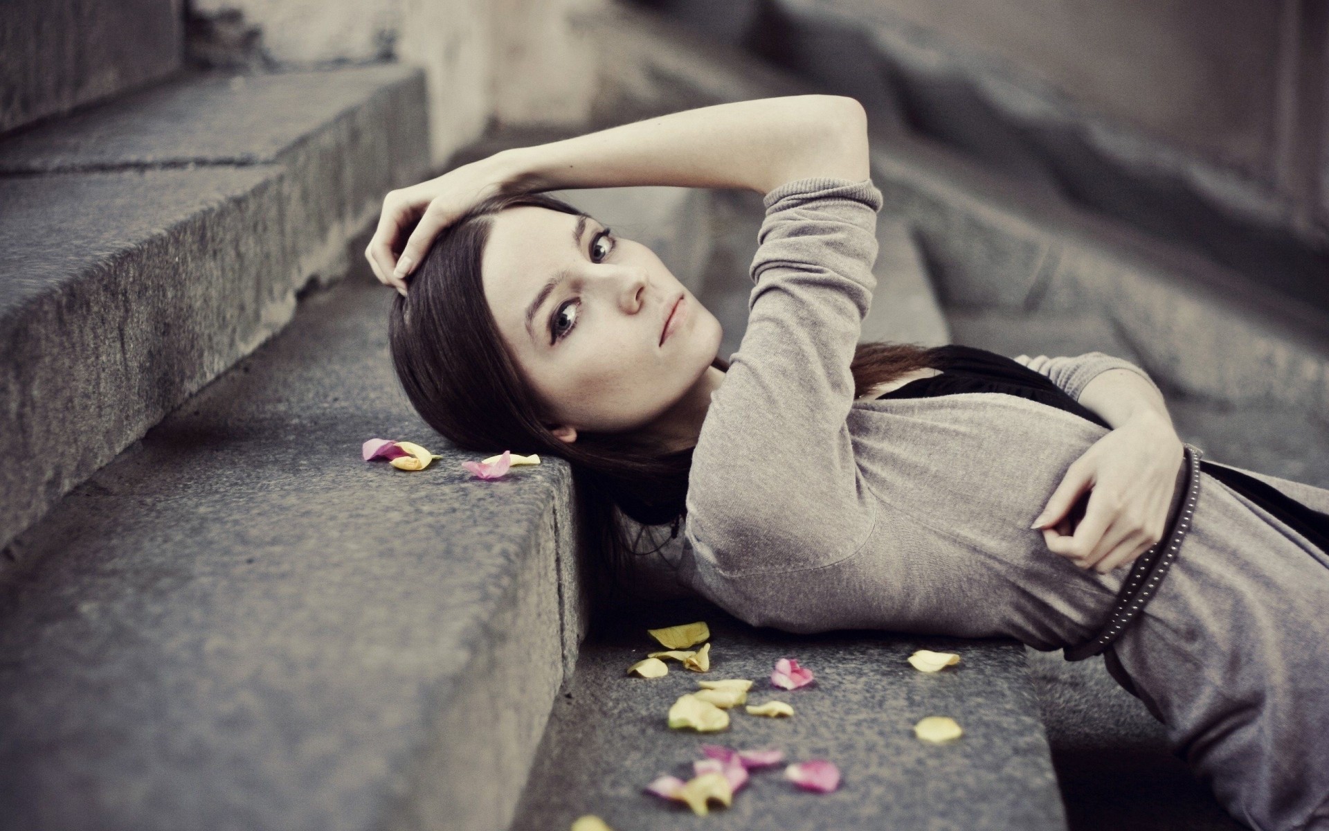 fotoshooting treppen schönheit mädchen rosenblätter