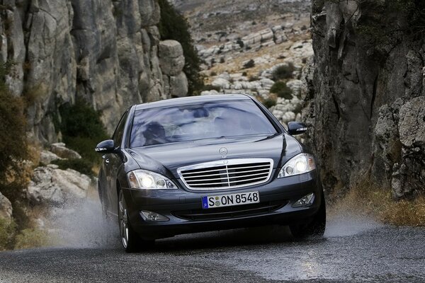 Schwarze Mercedes s -Klasse in den Bergen