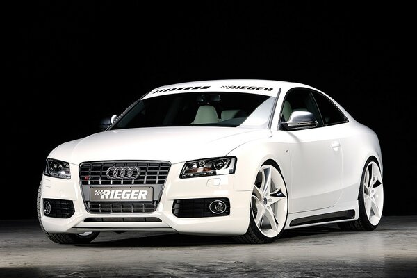 Hermoso audi blanco sobre fondo negro