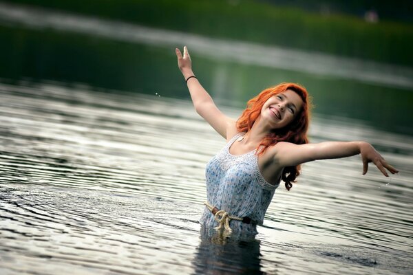 Vierge du lac rire dans l eau