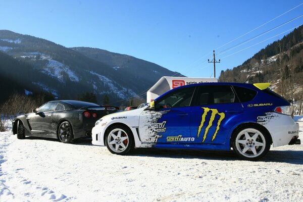 Subaru sullo sfondo di neve e montagne