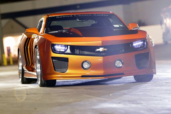 Chevrolet color amarillo con Tuning