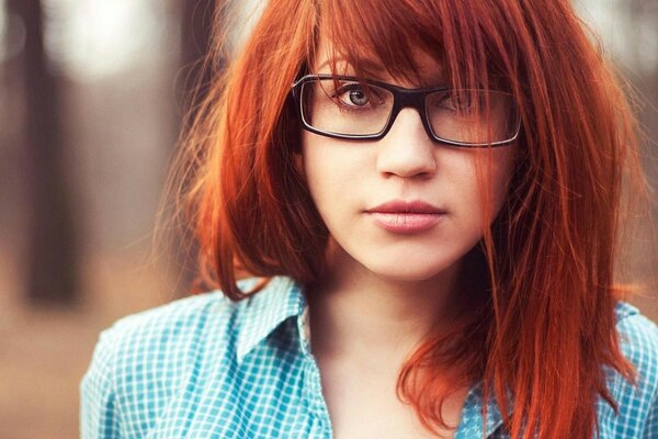 Rousse échevelée fille avec des lunettes