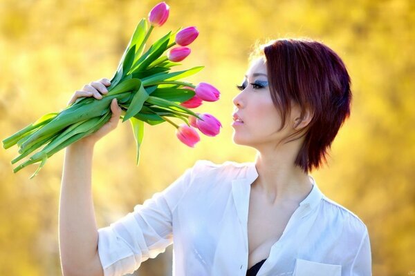 Morena de pelo corto con un ramo de tulipanes