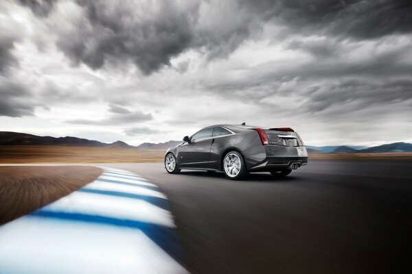 Cadillac sur autoroute sous un ciel gris nuageux