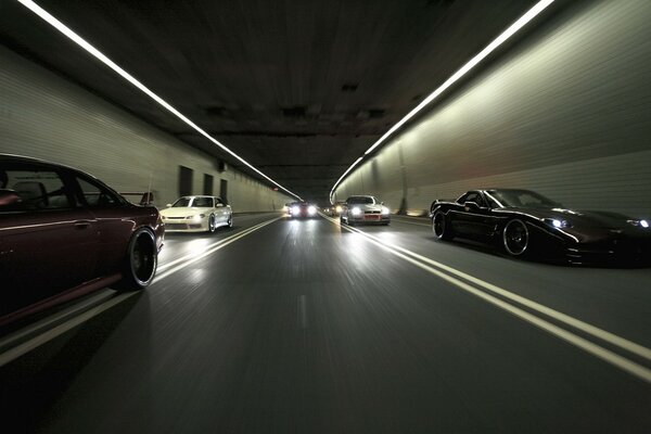 Traffico di auto attraverso la luce del tunnel Farn parcheggio