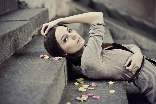 Schönes Fotoshooting mit Rosenblättern