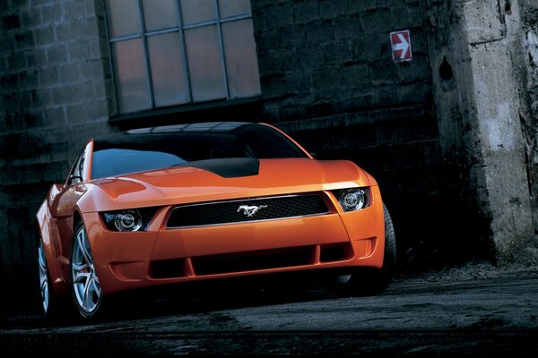 Mustang Orange en el callejón vale la pena