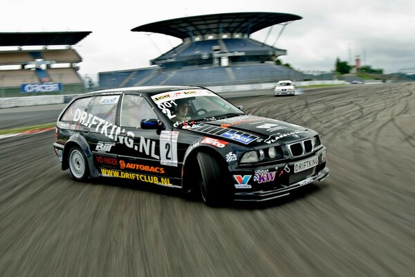 Negro Tuned Car Drifting en la pista