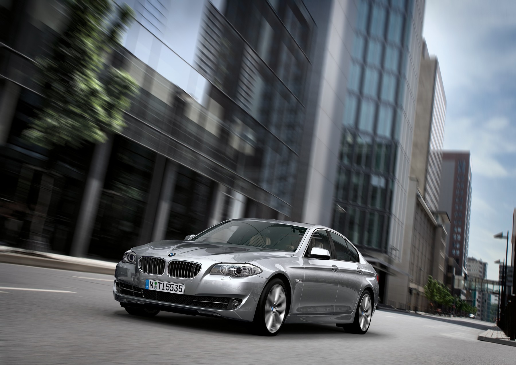 bmw serie 5 gris tráfico ciudad