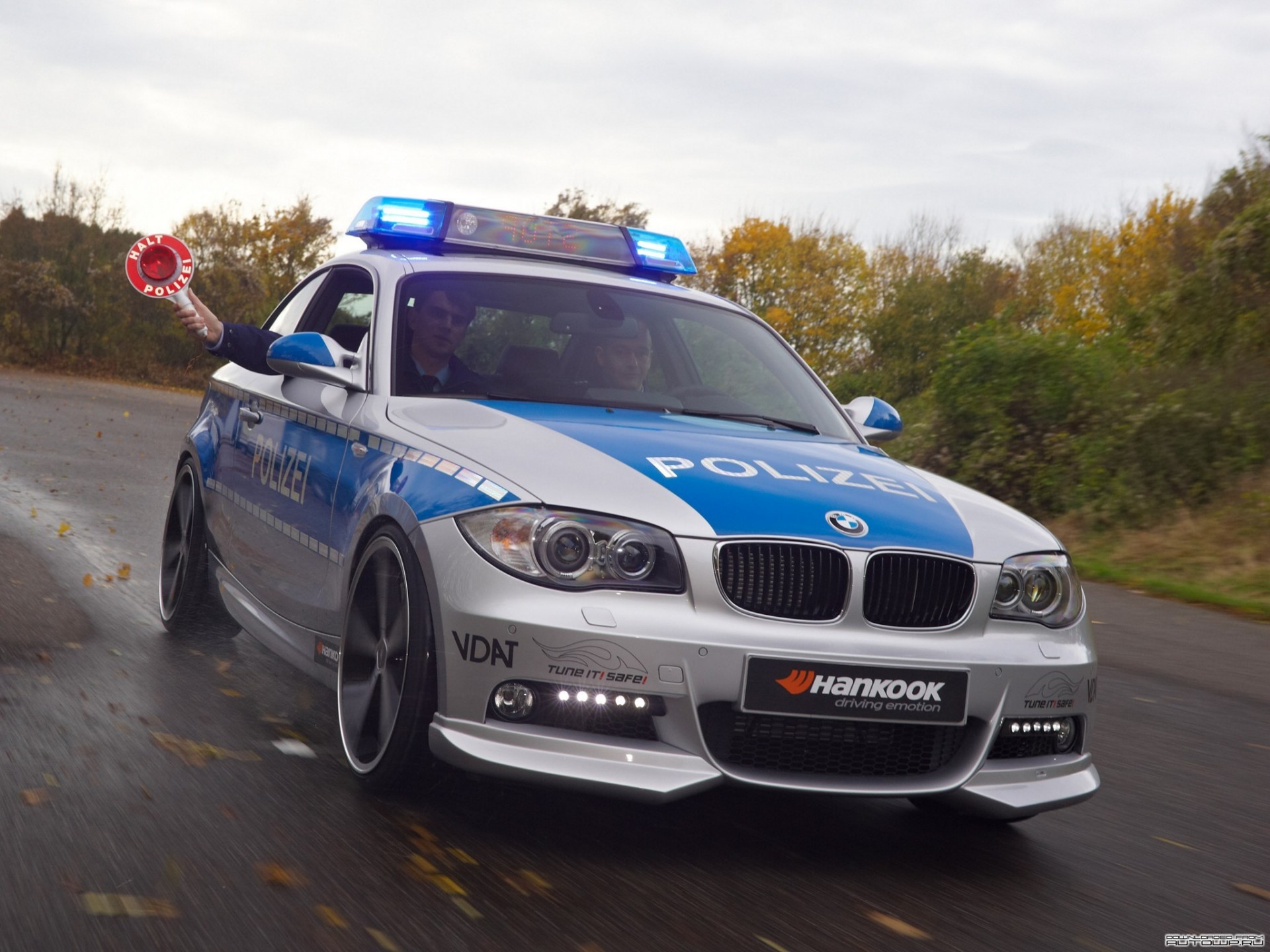 policjanci auto biało-niebieski