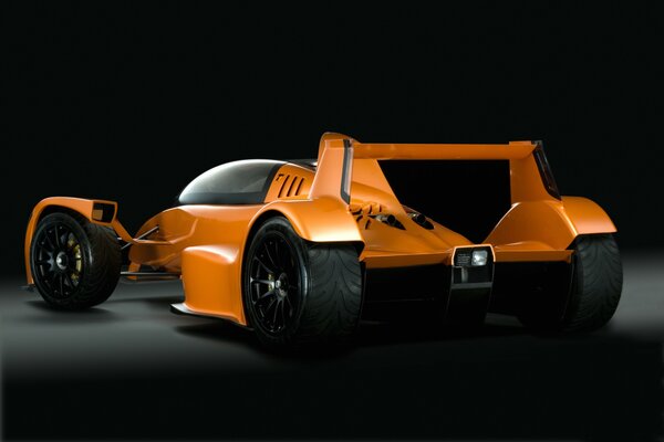 Оранжевый автомобиль caparo на черном фоне