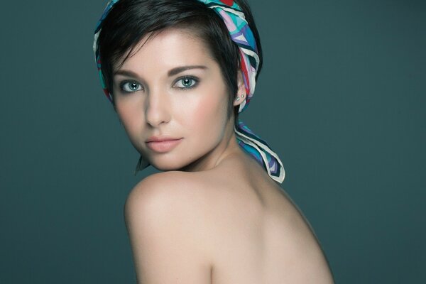 Fille brune nue dans un foulard