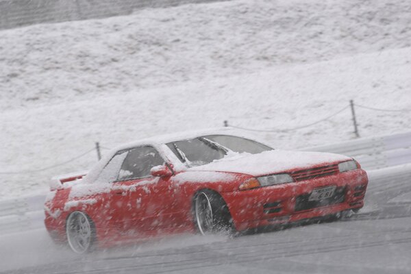 Drift sur la neige du Masha rouge pendant la matinée d hiver