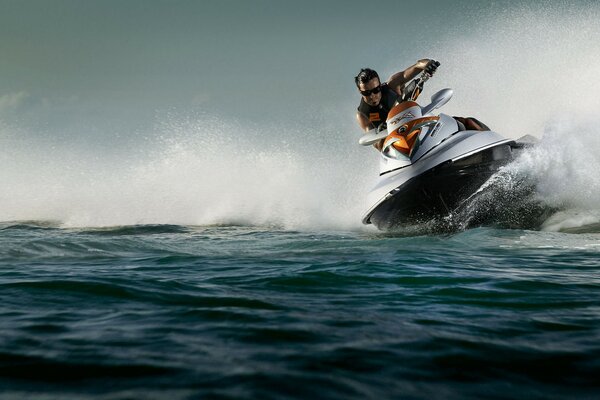 Ein Mann auf einem Jetski rast über das Wasser