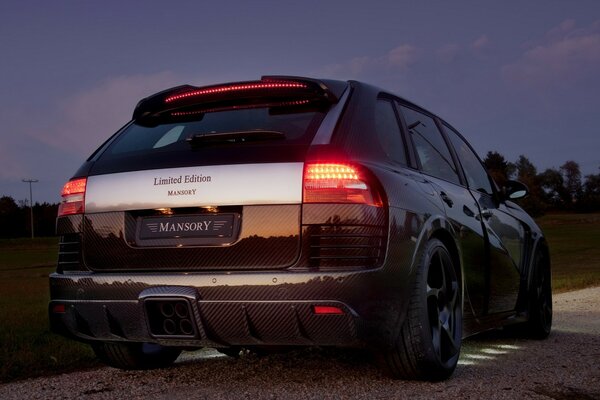 Porsche Cayenne en un camino rural, crepúsculo