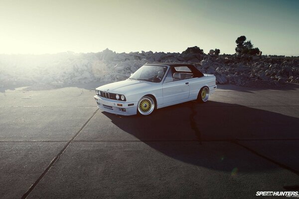 BMW E30 en medio de la naturaleza en la carretera