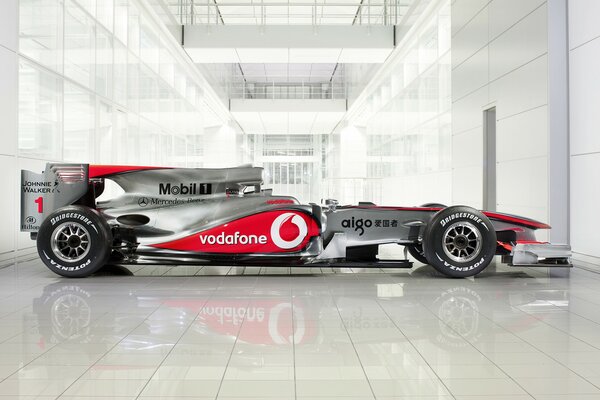 Voiture de course Mercedes dans la salle blanche