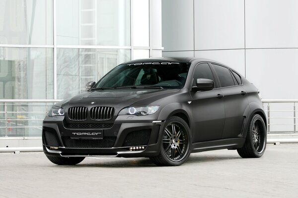 Schwarzer Bmw x6 Seitenansicht