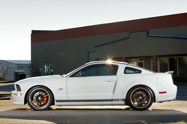 Biały ford mustang gt