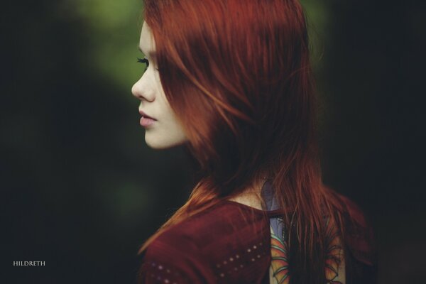 L avance d une belle fille aux cheveux rouges