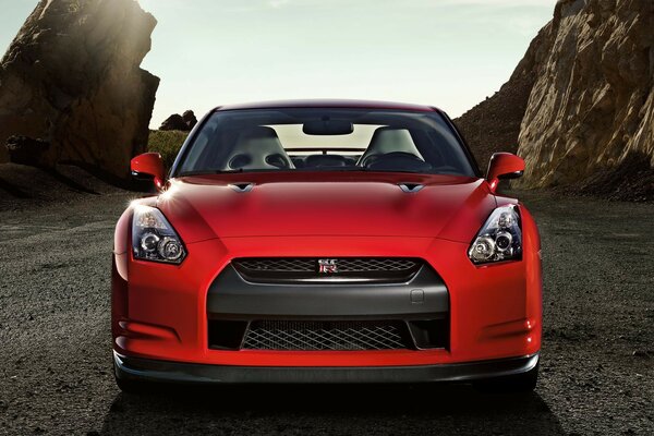 Coche Nissan gt-r y rocas