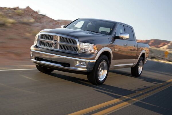 Camioncino fuoristrada americano nel deserto