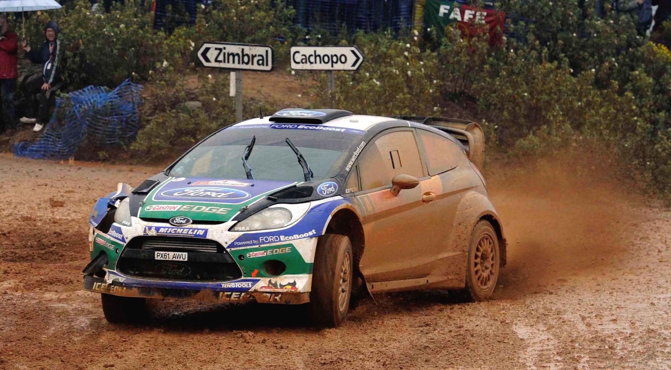 ford fiesta wrc rajd auto błoto pochmurno przód sport samochód deszcz wyścig