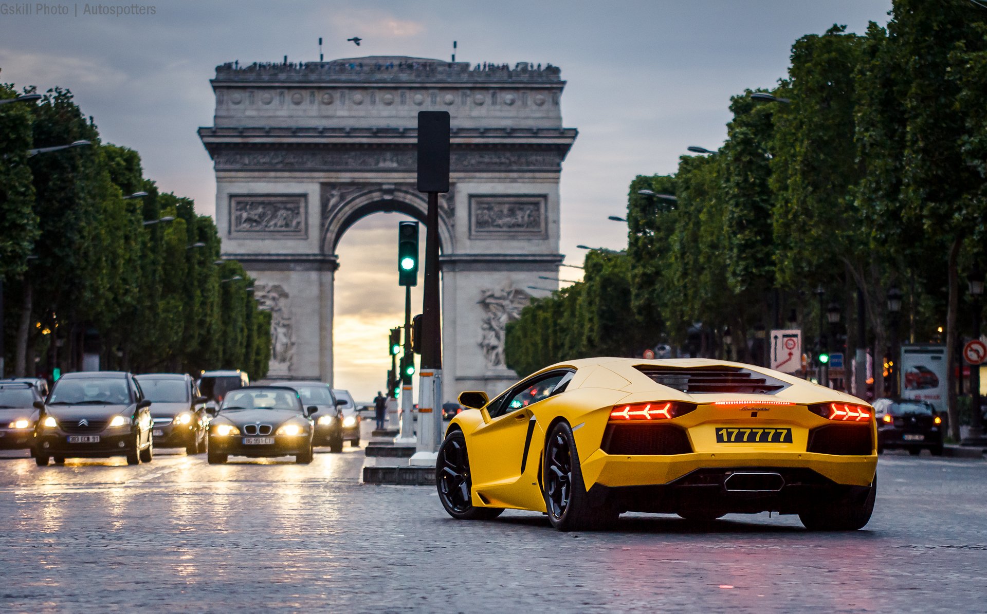 lamborghini aventador paris voitures jaune nuit