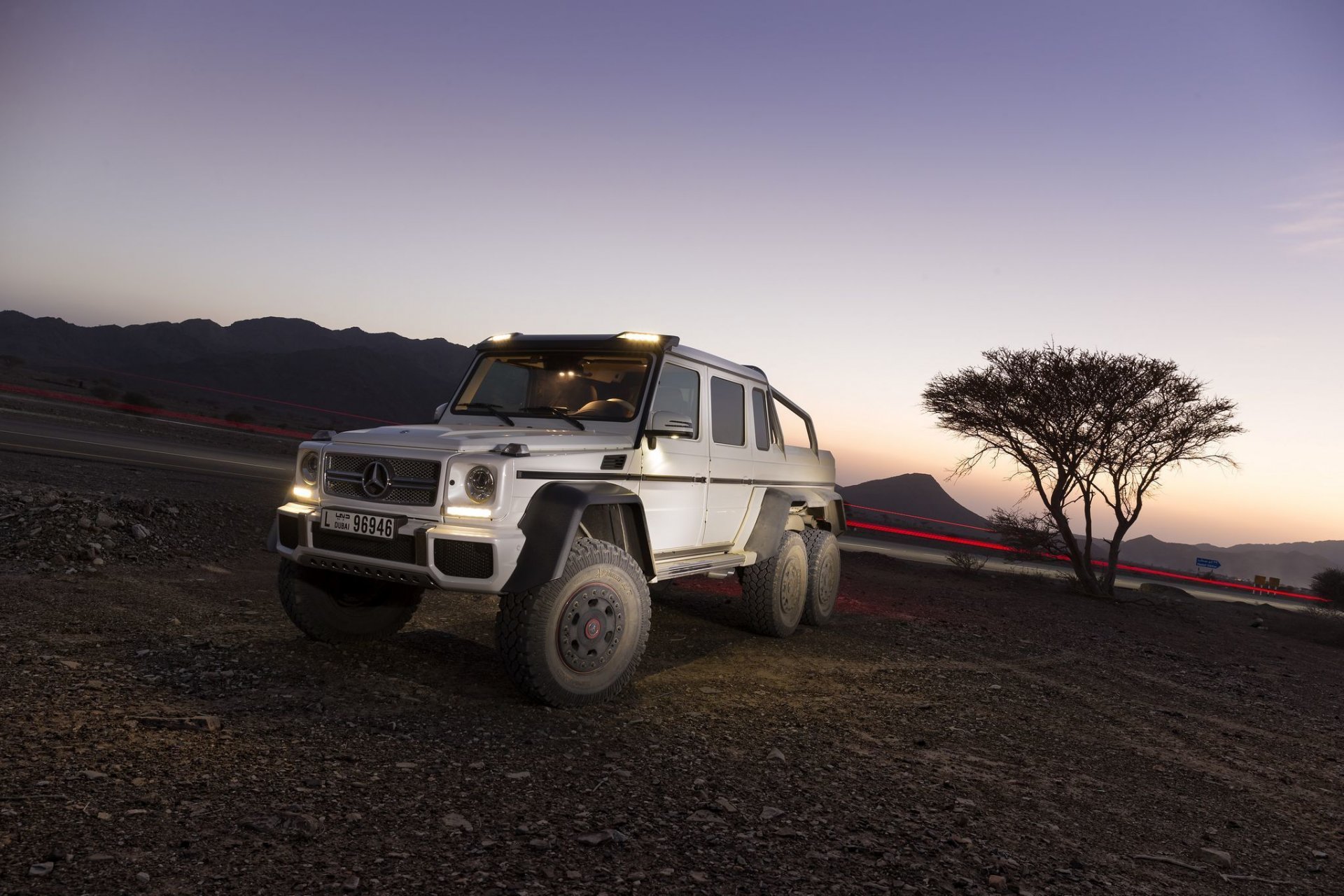 mercedes benz g63 amg 6x6 montañas puesta de sol