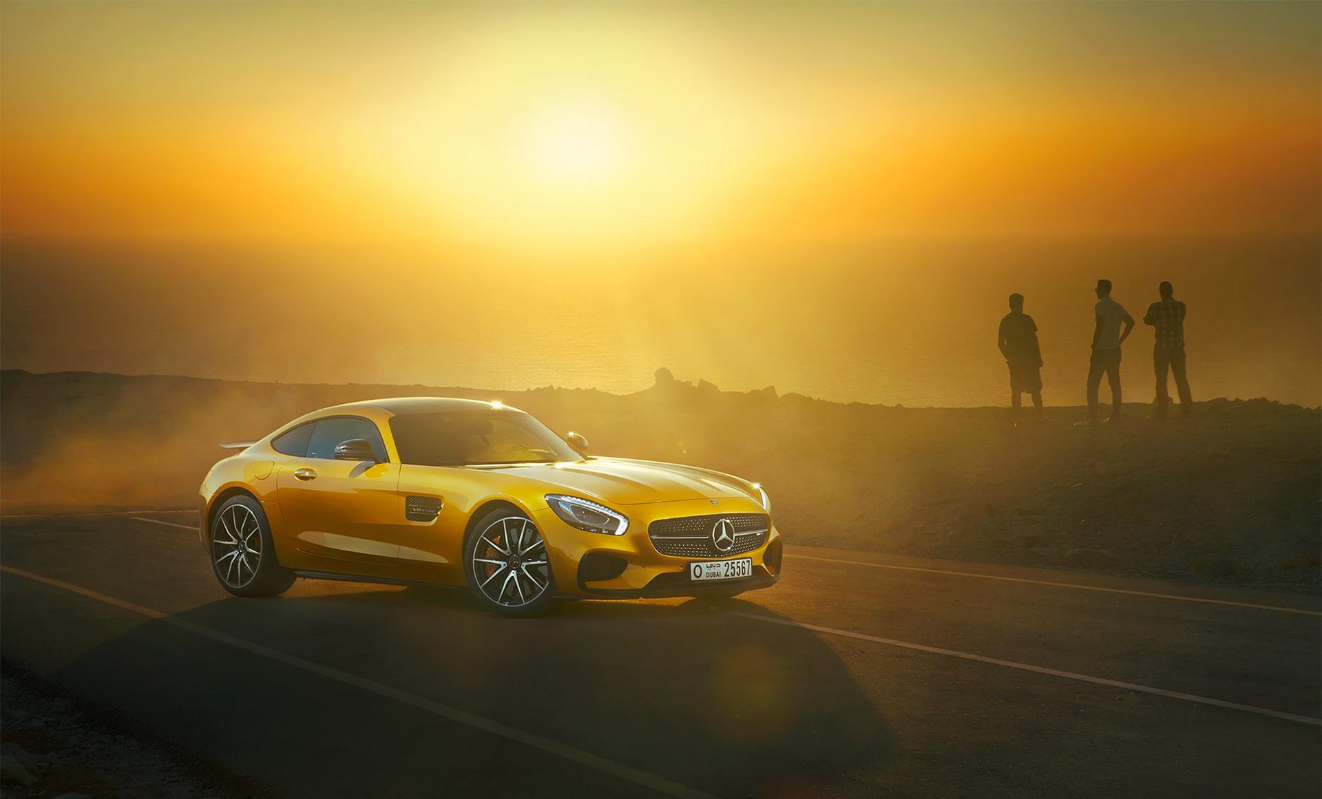 mercedes-benz amg gt s 2015 г. желтый солнце день море дорога передние