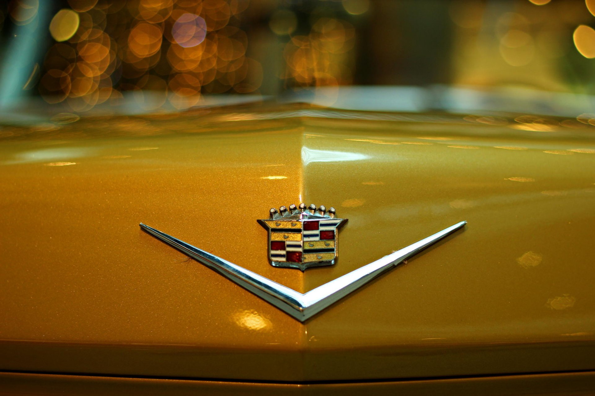 emblème icône cadillac voiture jaune bokeh nuit gros plan