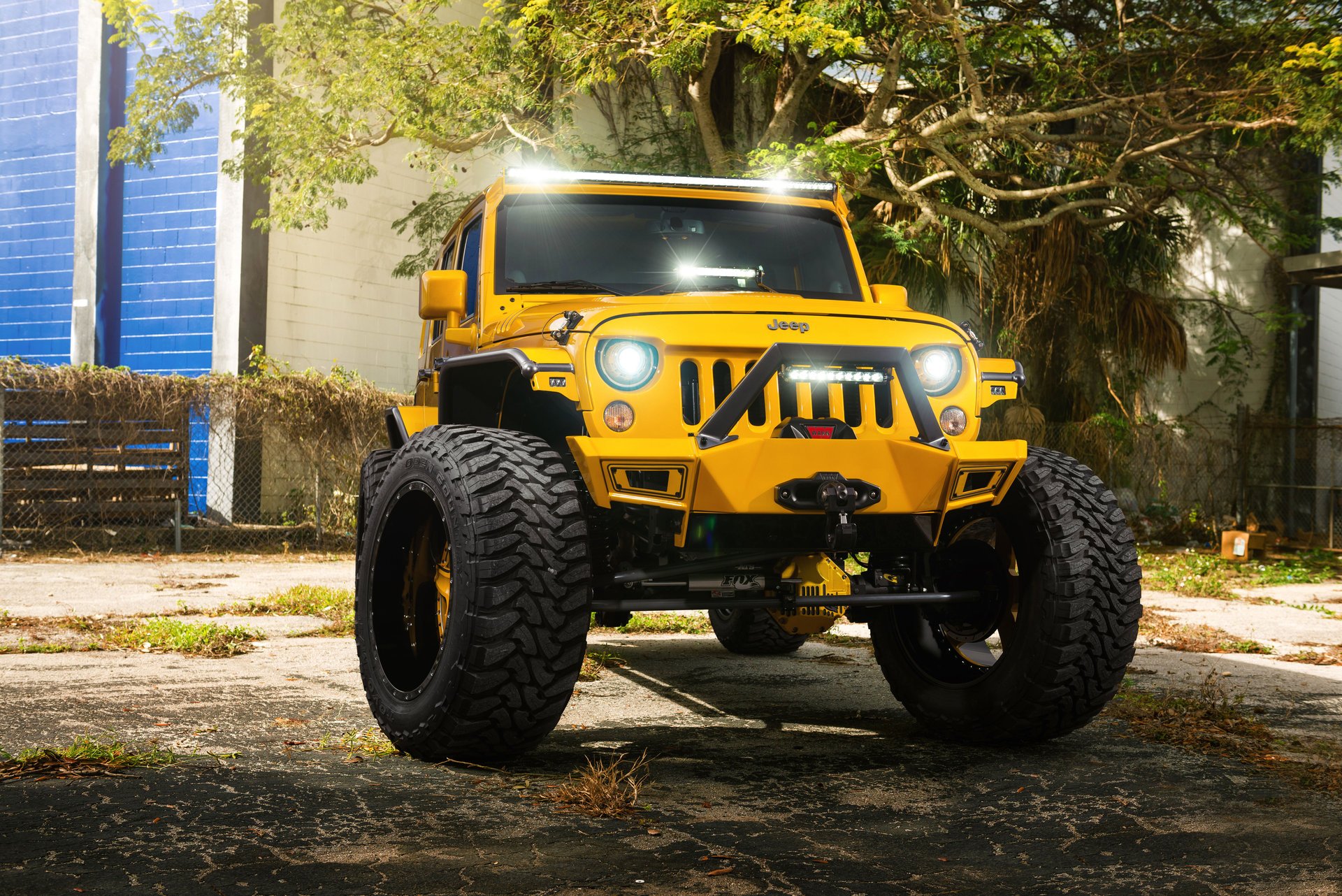 jeep wrangler hydrasports personalizado pista amarillo amani forjado ruedas frente