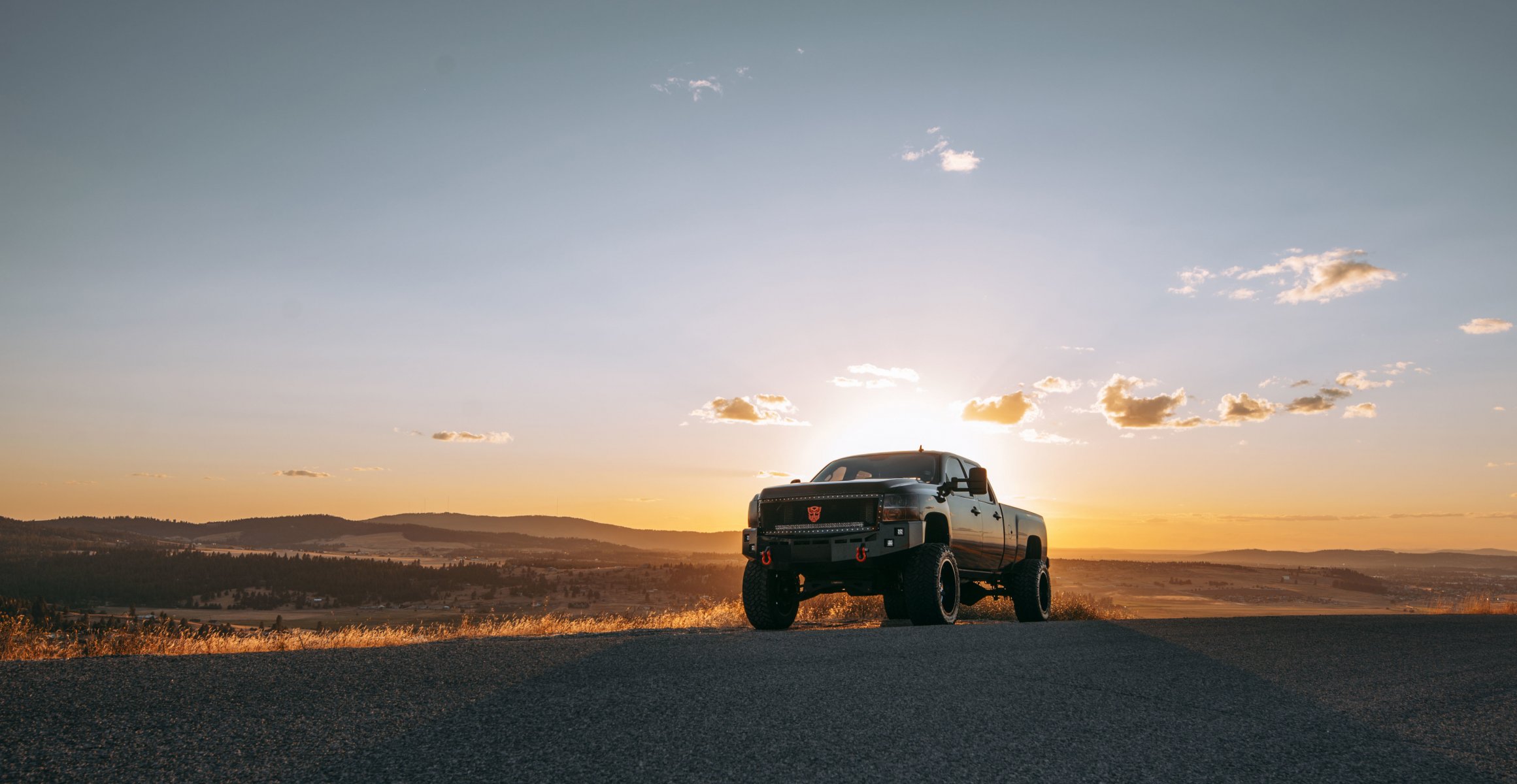 chevrolet gmc bprm duramax rückansicht straße räder scheinwerfer tal hügel horizont wolken himmel schatten sonne